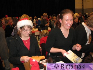 PiLYn joulummyjäiset Erja Pitkänen ja Tuija Palonen 10.12.2011.jpg